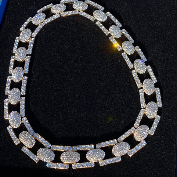 Rhinestone bulky necklace by Akkad - Picture 6 of 7